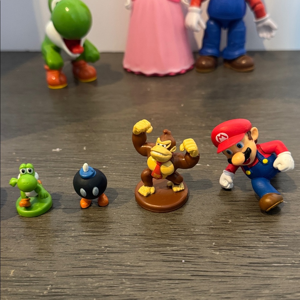 Súper Mario bros lot of 13 piece different sizes Mario Yoshi
And princess peach - Picture 3 of 4